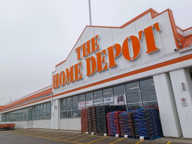 Toronto, ON, Kanada - 23 Nisan 2024: Toronto 'daki Home Depot mağazasının tabelasına bakın