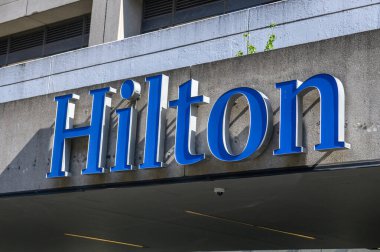 Toronto, ON, Kanada - 23 Mayıs 2024 Toronto 'daki Hilton Oteli tabelasında