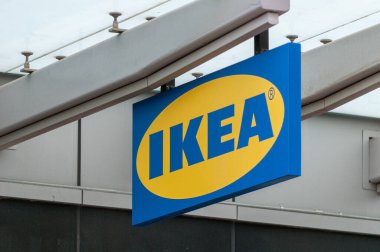 Toronto, ON, Kanada - 30 Mart 2024: Toronto, Kanada 'daki IKEA logosu mağazasında görüldü. IKEA, İsveçli çok uluslu bir şirket grubudur.