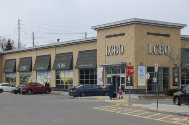 Toronto, ON, Kanada - 29 Nisan 2024: LCBO tabelasına bakın. Ontario İçki Kontrol Kurulu bir Crown şirketidir.