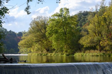 Toronto, Kanada 'daki Humber Nehri' nde gün batımında sonbahar sezonunda