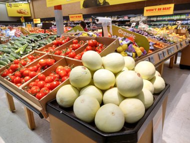 Toronto, On, Kanada - 23 Ağustos 2024: Kanada 'da No Frills marketindeki üretim departmanının kapalı manzarası.