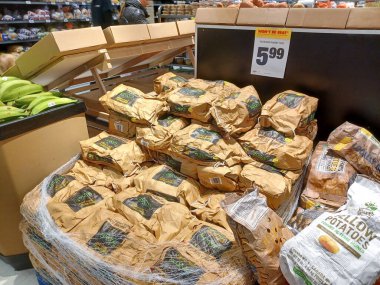 Toronto, On, Kanada - 23 Ağustos 2024: Kanada 'da No Frills marketindeki üretim departmanının kapalı manzarası.