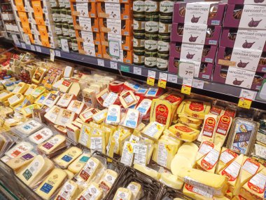 Toronto, On, Kanada - 28 Ağustos 2024: Kanada mağazasındaki şarküteri ve peynir reyonuna bakın.