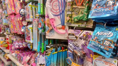 Toronto, On, Kanada - 4 Temmuz 2024 Dollarama mağazasındaki oyuncakların olduğu raflara bakın