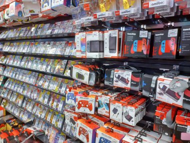 Toronto, On, Kanada - 9 Temmuz 2024: Kanada 'daki Game Stop mağazasının raflarına bakın