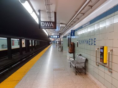 Toronto, ON, Kanada - 4 Temmuz 2024: Bloor ve Young metro istasyonunda (Yeşil Hat) görüntüle