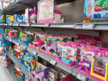 Toronto, On, Kanada - 4 Şubat 2024: Walmart süpermarketindeki oyuncaklarla raflara bakın
