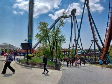 Toronto, ON, Kanada 2 Temmuz 2024: Güneşli bir günde Harikalar Diyarı Lunaparkında yürüyen insanlar.