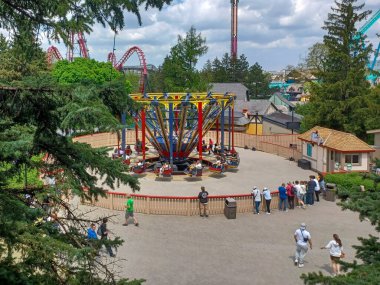 Toronto, ON, Kanada 2 Temmuz 2024: Güneşli bir günde Harikalar Diyarı Lunaparkında yürüyen insanlar.