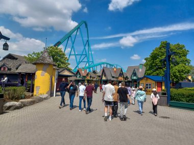 Toronto, ON, Kanada 2 Temmuz 2024: Güneşli bir günde Harikalar Diyarı Lunaparkında yürüyen insanlar.