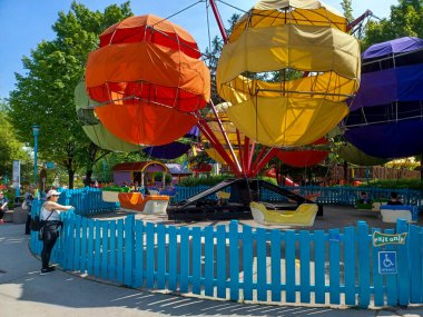 Toronto, ON, Kanada 2 Temmuz 2024: Güneşli bir günde Harikalar Diyarı Lunaparkında yürüyen insanlar.