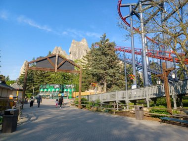 Toronto, ON, Kanada 2 Temmuz 2024: Güneşli bir günde Harikalar Diyarı Lunaparkında yürüyen insanlar.