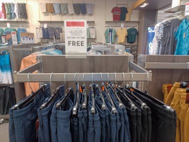 Toronto, On, Kanada - 9 Ağustos 2024: GAP mağazasındaki yeni aksesuar ve giysi koleksiyonunun kapalı manzarası.