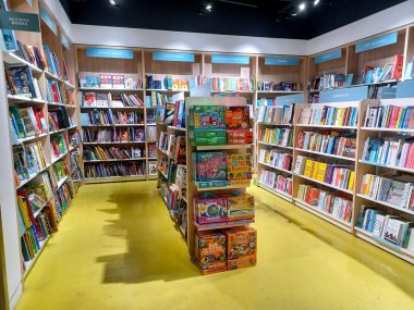 Toronto, On, Kanada - 26 Ağustos 2024: Dükkandaki kitaplarla birlikte raflara bakın.