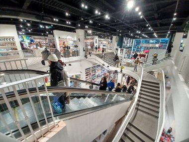 Toronto, On, Kanada - 26 Ağustos 2024: Dükkandaki kitaplarla birlikte raflara bakın.