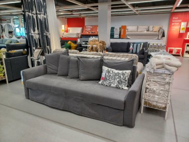 Toronto, On, Kanada - 21 Ağustos 2024: Ikea satış bölgesinde mobilya ve ev aksesuarları sunulmaktadır.