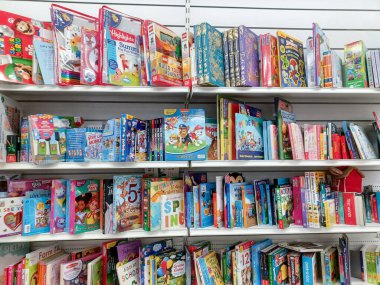 Toronto, On, Kanada - 28 Ağustos 2024: Marshalls American alışveriş merkezindeki kıyafet koleksiyonu.