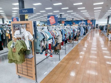 Toronto, On, Kanada - 28 Ağustos 2024: Marshalls American alışveriş merkezindeki kıyafet koleksiyonu.