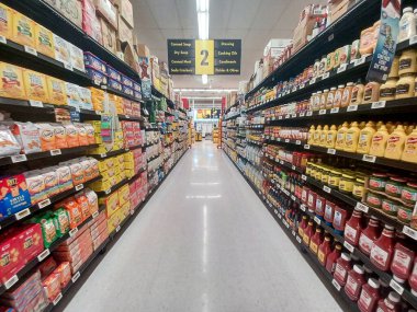 Toronto, On, Kanada - 23 Ağustos 2024: Kanada 'daki No Frills marketindeki rafların iç görünümü.