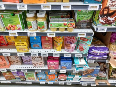 Toronto, On, Kanada - 23 Ağustos 2024: Kanada 'daki No Frills marketindeki rafların iç görünümü.