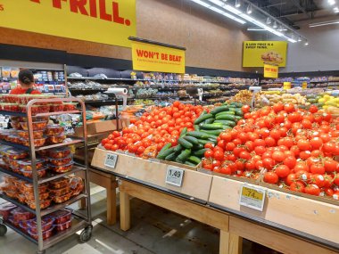 Toronto, On, Kanada - 23 Ağustos 2024: Kanada 'da No Frills marketindeki üretim departmanının kapalı manzarası.