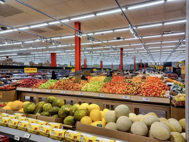 Toronto, On, Kanada - 23 Ağustos 2024: Kanada 'da No Frills marketindeki üretim departmanının kapalı manzarası.