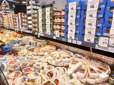 Toronto, On, Kanada - 28 Ağustos 2024: Kanada mağazasındaki şarküteri ve peynir reyonuna bakın.