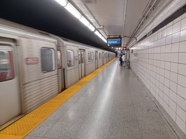 Toronto, ON, Kanada - 24 Haziran 2024: Broadview metro istasyonunda görüntülendi