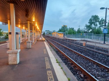 Toronto, ON, Kanada 21 Nisan 2024: High Park 'ta kiraz çiçeklerinin tadını çıkaran insanlar (ve rahatlama).
