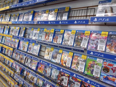 Toronto, On, Kanada - 9 Temmuz 2024: Kanada 'daki Game Stop mağazasının raflarına bakın