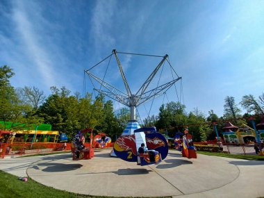 Toronto, ON, Kanada 2 Temmuz 2024: Güneşli bir günde Harikalar Diyarı Lunaparkındaki atlıkarıncayı görmek.