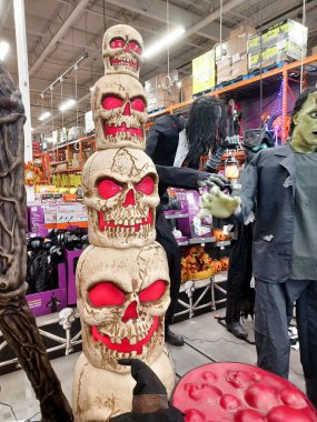 Toronto, ON, Kanada - 21 Eylül 2024: Home Debot mağazasında Cadılar Bayramı için çeşitli aksesuarlar, ürünler ve eşyalar satılıyor.