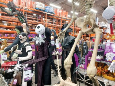 Toronto, ON, Kanada - 21 Eylül 2024: Home Debot mağazasında Cadılar Bayramı için çeşitli aksesuarlar, ürünler ve eşyalar satılıyor.