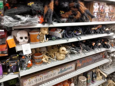 Toronto, ON, Kanada - 1 Ekim 2024: Dollarama mağazasında Cadılar Bayramı için çeşitli aksesuarlar, ürünler ve eşyalar satılıyor.