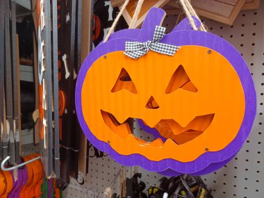 Toronto, ON, Kanada - 1 Ekim 2024: Dollarama mağazasında Cadılar Bayramı için çeşitli aksesuarlar, ürünler ve eşyalar satılıyor.