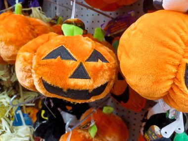 Toronto, ON, Kanada - 1 Ekim 2024: Dollarama mağazasında Cadılar Bayramı için çeşitli aksesuarlar, ürünler ve eşyalar satılıyor.