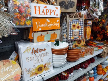 Toronto, ON, Kanada - 1 Ekim 2024: Dollarama mağazasında Cadılar Bayramı için çeşitli aksesuarlar, ürünler ve eşyalar satılıyor.