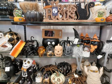 Toronto, ON, Kanada - 3 Ekim 2024: Home sence mağazasında Cadılar Bayramı için çeşitli aksesuarlar, ürünler ve eşyalar satılıyor.