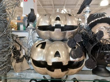 Toronto, ON, Kanada - 3 Ekim 2024: Home sence mağazasında Cadılar Bayramı için çeşitli aksesuarlar, ürünler ve eşyalar satılıyor.