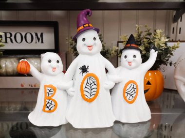 Toronto, ON, Kanada - 3 Ekim 2024: Home sence mağazasında Cadılar Bayramı için çeşitli aksesuarlar, ürünler ve eşyalar satılıyor.