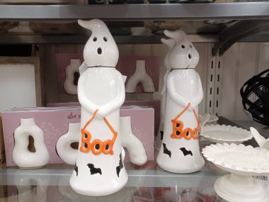 Toronto, ON, Kanada - 3 Ekim 2024: Home sence mağazasında Cadılar Bayramı için çeşitli aksesuarlar, ürünler ve eşyalar satılıyor.