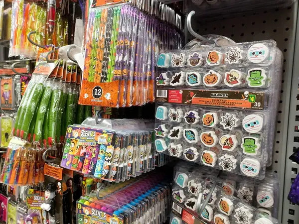 Toronto, ON, Kanada - 1 Ekim 2024: Dollarama mağazasında Cadılar Bayramı için çeşitli aksesuarlar, ürünler ve eşyalar satılıyor.