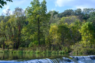 Toronto, Kanada 'daki Humber Nehri' nde gün batımında sonbahar sezonunda