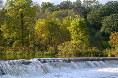 Toronto, Kanada 'daki Humber Nehri' nde gün batımında sonbahar sezonunda