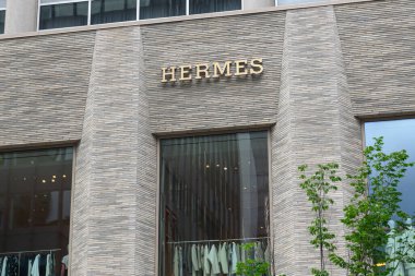 Toronto, ON, Kanada - 23 Nisan 2024: Toronto 'daki Hermes şirketinin tabelasına bakın.