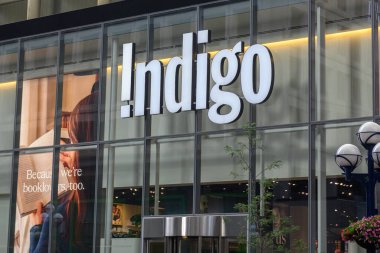 Toronto, ON, Kanada - 12 Ağustos 2024: Toronto 'daki Indigo kitapçısının tabelasına bakın.