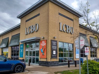 Toronto, ON, Kanada - 29 Nisan 2024: LCBO tabelasına bakın. Ontario İçki Kontrol Kurulu bir Crown şirketidir.