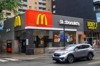 Toronto, ON, Kanada - 17 Temmuz 2024 McDonald 's Corporation, ABD' li çok uluslu fast food zinciri..