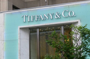 Toronto, ON, Kanada - 20 Temmuz 2024: Tiffany and Co. alışveriş merkezindeki tabela.